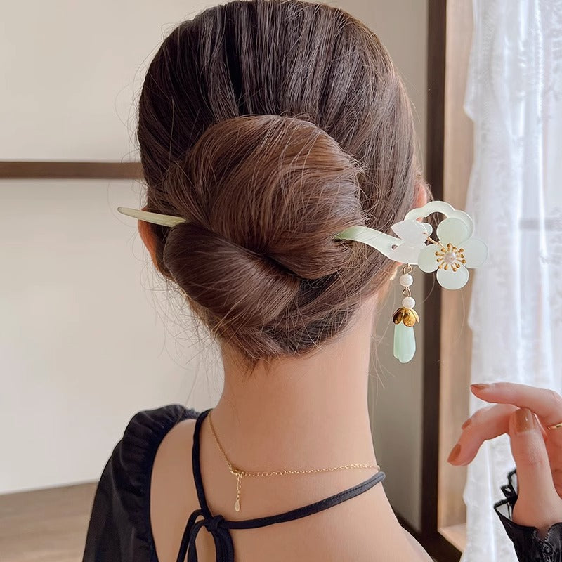 Cyan fringed hairpin