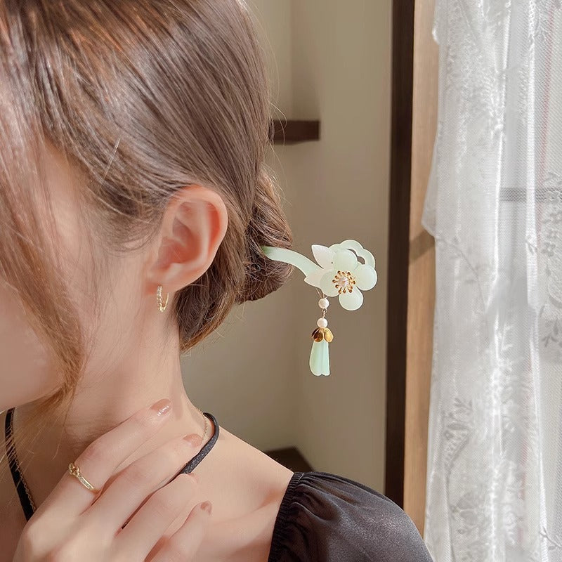 Cyan fringed hairpin
