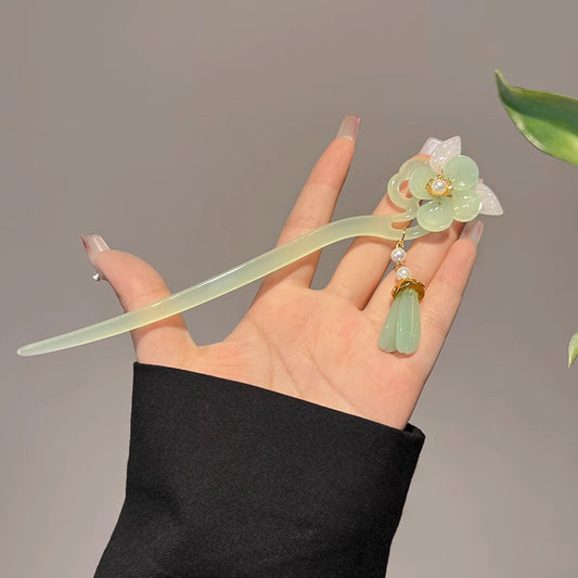 Cyan fringed hairpin